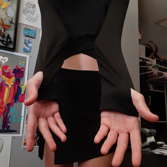 Goth long sleeve criss cross crop top - Picture 3 of 4